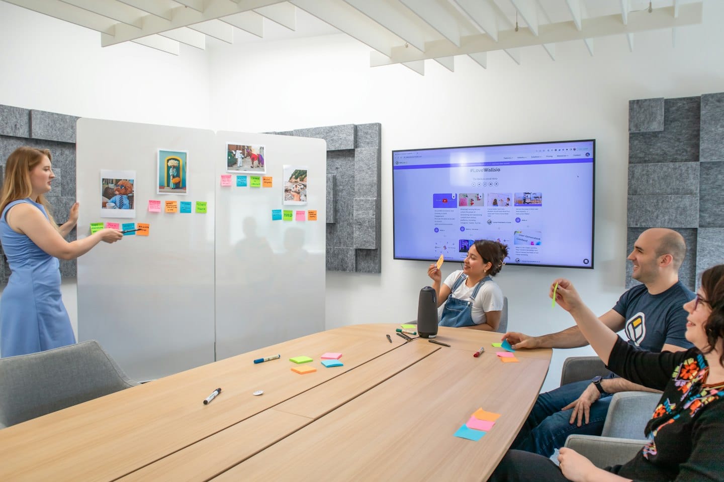 Tím ľudí pri brainstormingu nápadov v modernej konferenčnej miestnosti.